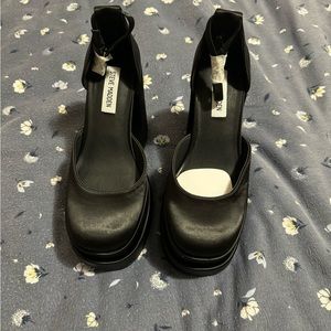 Black plataform shoes , size 7 complete new , never used.